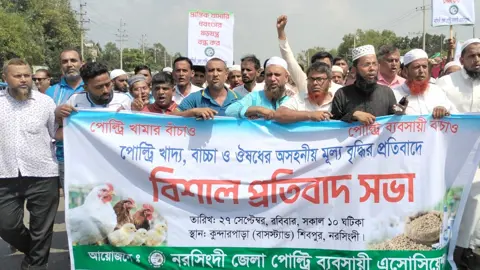 নরসিংদীতে পোল্ট্রি ব্যবসায়ীদের ঢাকা-সিলেট মহাসড়ক অবরোধ 