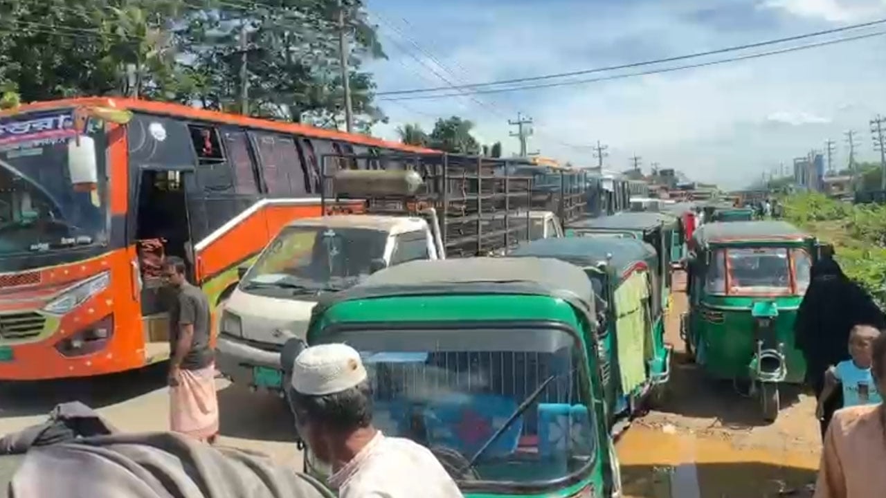 নরসিংদীতে গ্যাস সরবরাহ বন্ধের প্রতিবাদে মহাসড়ক অবরোধ