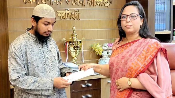 নরসিংদীতে দৃষ্টিপ্রতিবন্ধী আজহারুলের কর্মসংস্থানের ব্যবস্থা করলেন জেলা প্রশাসক
