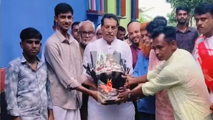 হত্যা মামলার আসামিদের ফুলেল সংবর্ধনায় এমপি খোকন