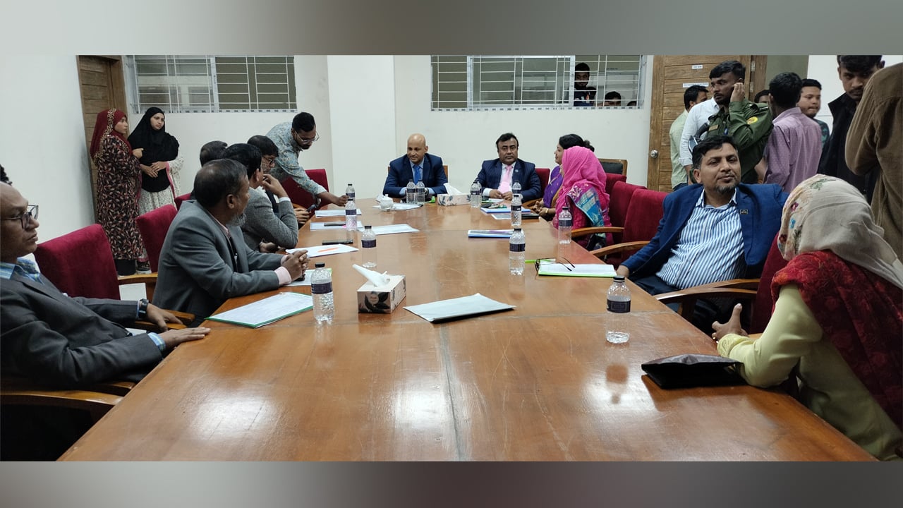 মুচলেকায় ছাড়া পেলেন নরসিংদীর অবরুদ্ধ ১৪ কর্মকর্তা