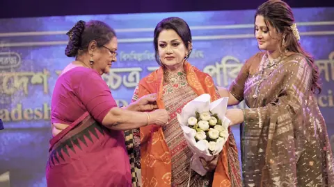 ‘আজীবন সম্মাননা’ পেলেন অভিনেত্রী নূতন