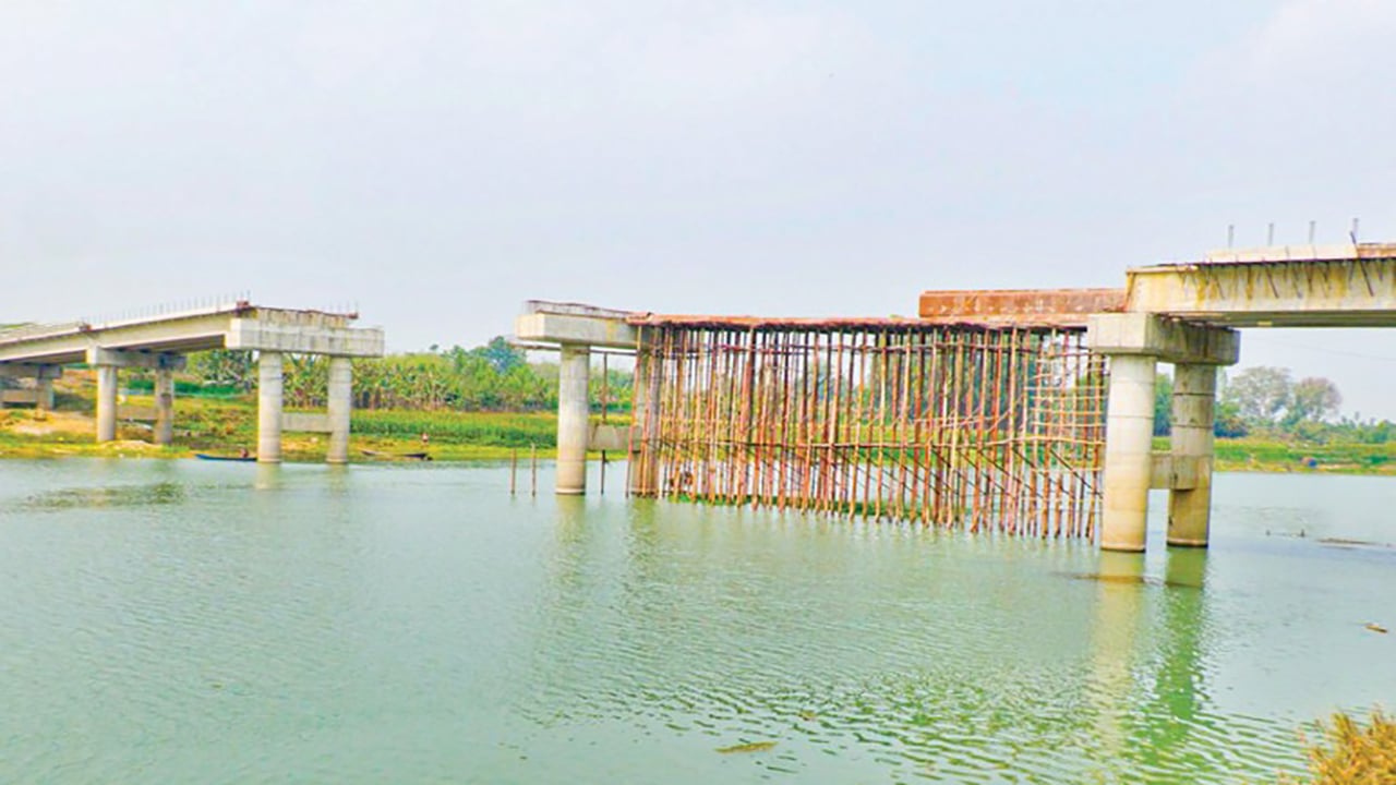 কালনা-বিষ্ণুপুর সেতু নির্মাণকাজ শেষ হয়নি আট বছরেও