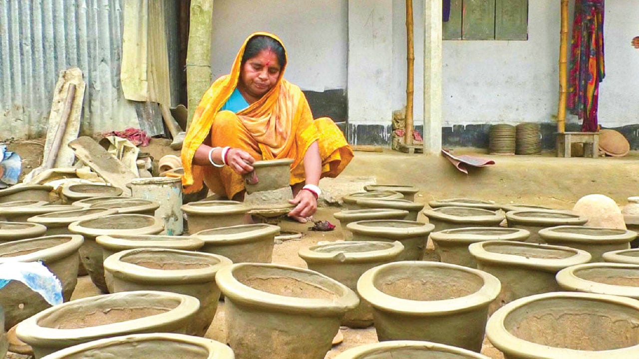 গোবিন্দগঞ্জে মৃৎশিল্প টিকিয়ে রেখেছেন নারী কারিগররা