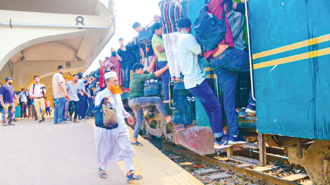 নাড়ির টানে গ্রামের পথে মানুষের ঢল