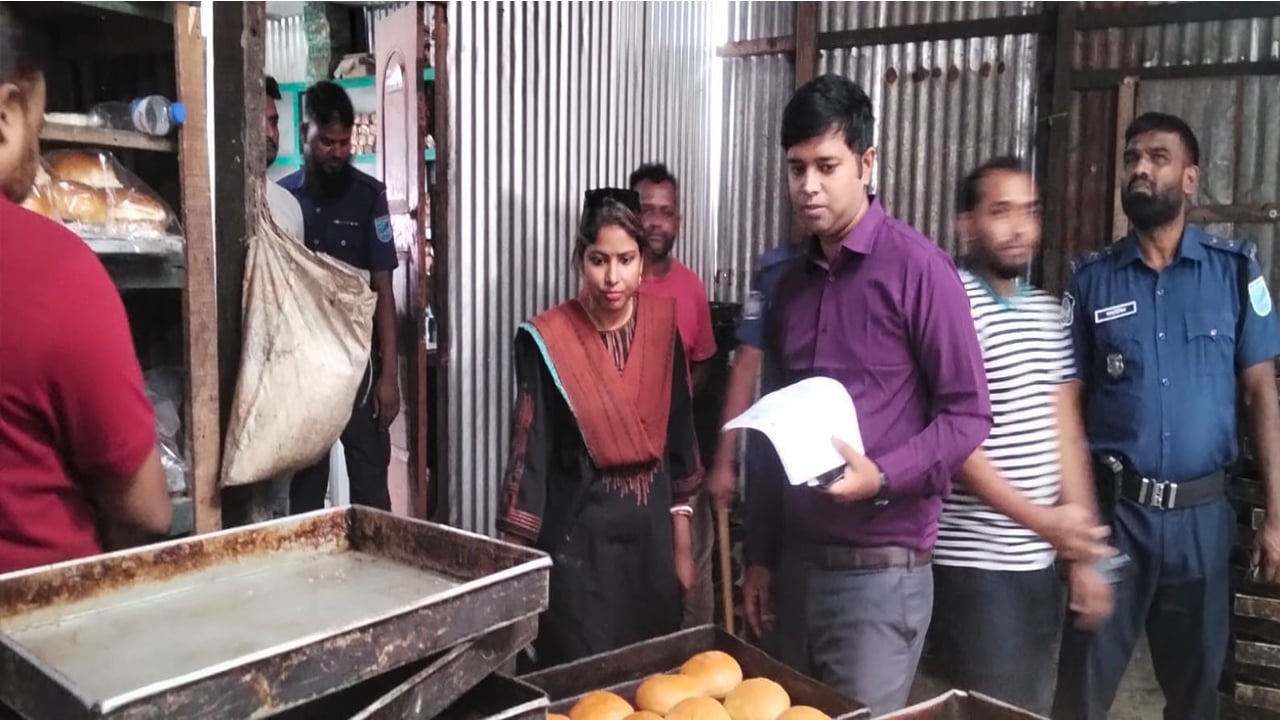 অনিয়মের অভিযোগে বেকারি মালিককে ১ লাখ টাকা জরিমানা