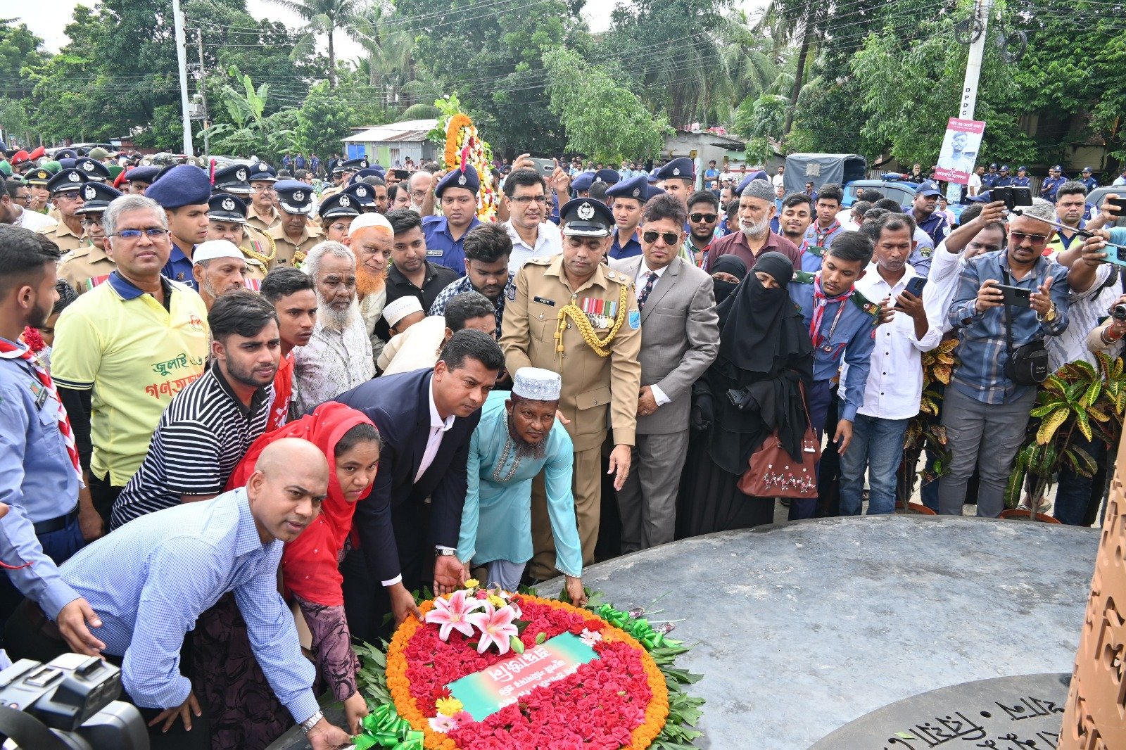 নারায়ণগঞ্জে প্রথম জুলাই শহীদ স্মৃতিস্তম্ভে শ্রদ্ধা নিবেদন