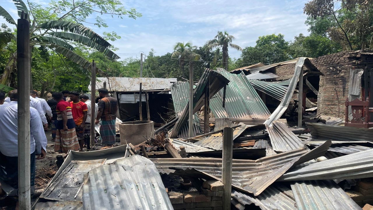 স্ত্রীর কাছে নেশার টাকা না পেয়ে আগুনে পুড়িয়ে দেন ঘর