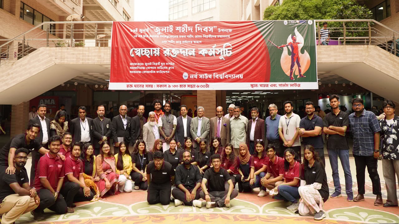 স্বেচ্ছায় রক্ত দান করলেন নর্থ সাউথের শিক্ষার্থীরা
