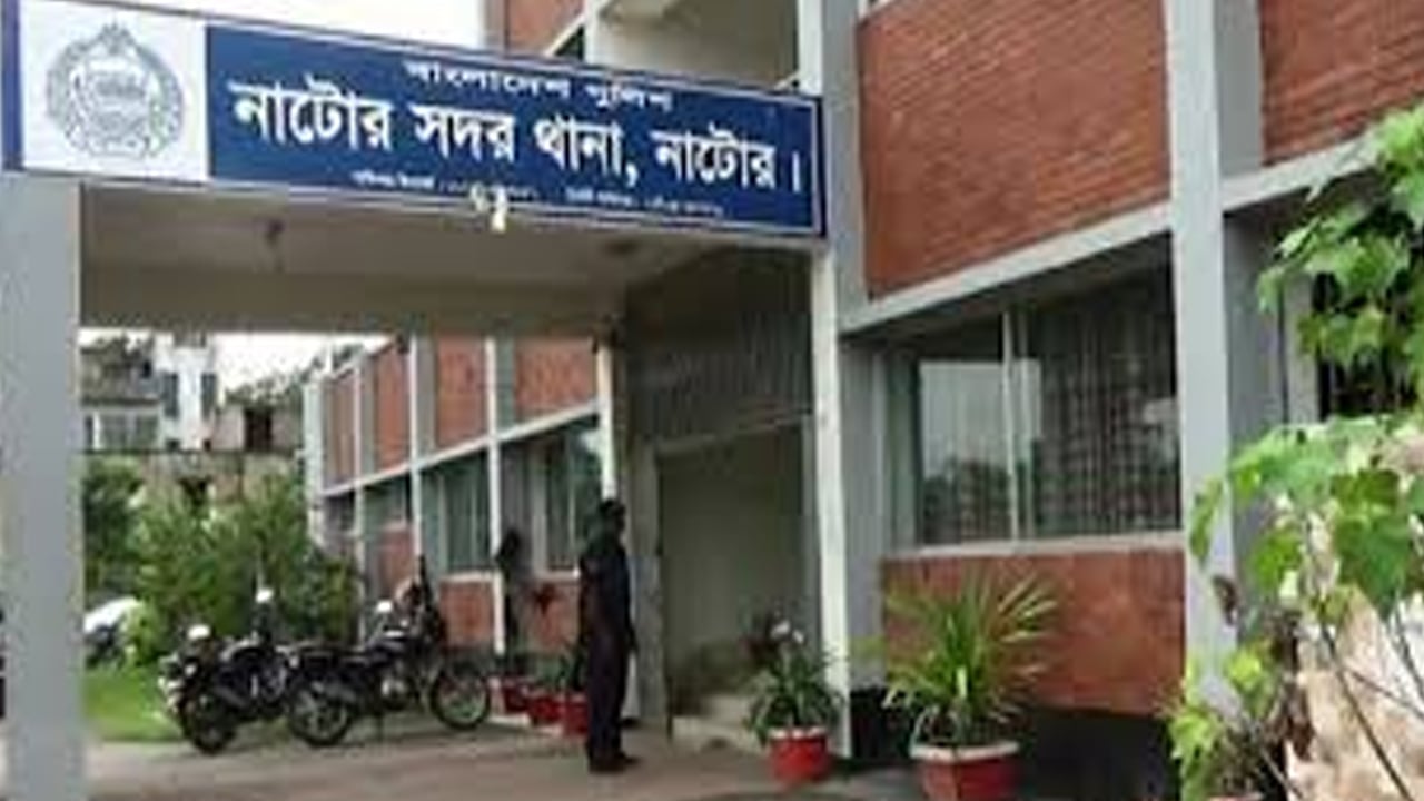 চেম্বারে ঢুকে আইনজীবীর ওপর হামলা, যুবক আটক