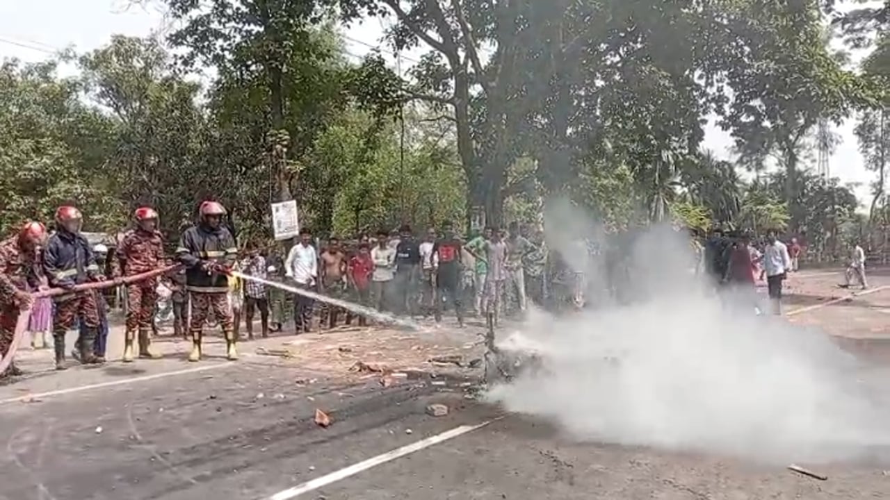 লালপুরে যুবদলের দুই গ্রুপের সংঘর্ষ, আহত ১০ সড়ক অবরোধ