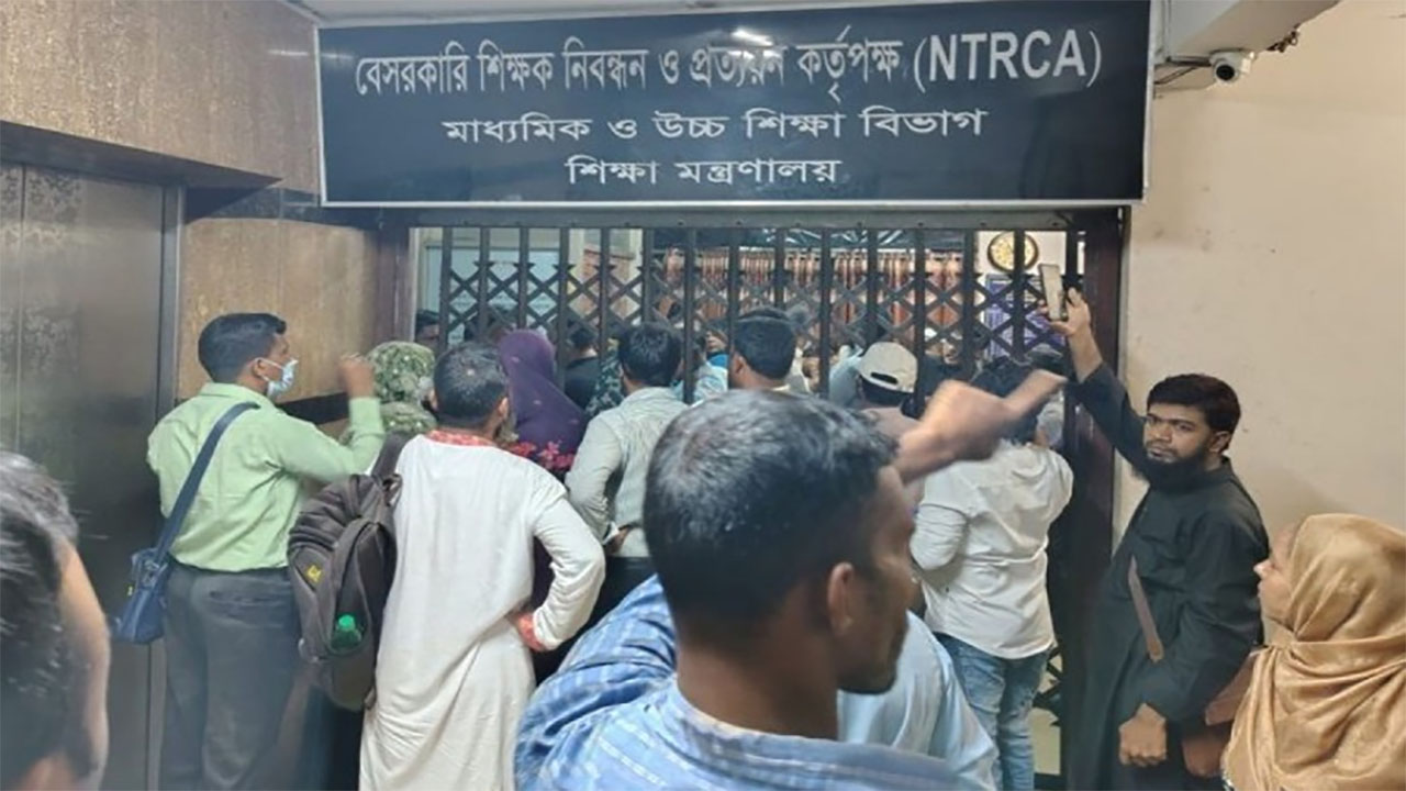 আবেদনবঞ্চিতদের সঙ্গে এনটিআরসিএ কর্মকর্তাদের বাগবিতণ্ডা