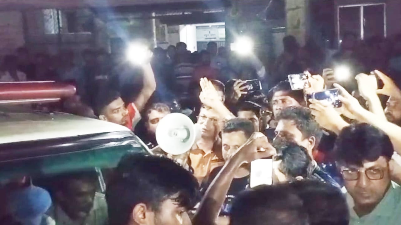 চিকিৎসা অবহেলায় রোগী মৃত্যুর অভিযোগ, হাসপাতালে ভাঙচুর