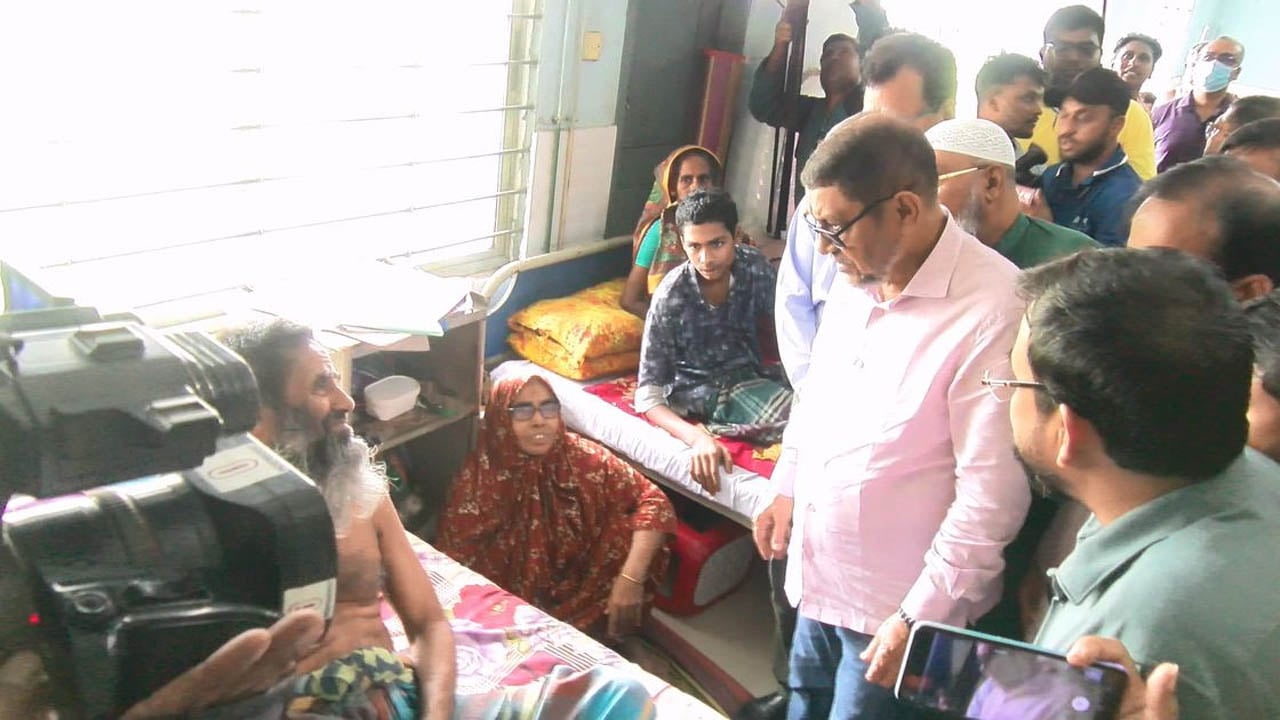 ছুটি ছাড়াই কর্মস্থলে অনুপস্থিত, দুই চিকিৎসকসহ বরখাস্ত ৩