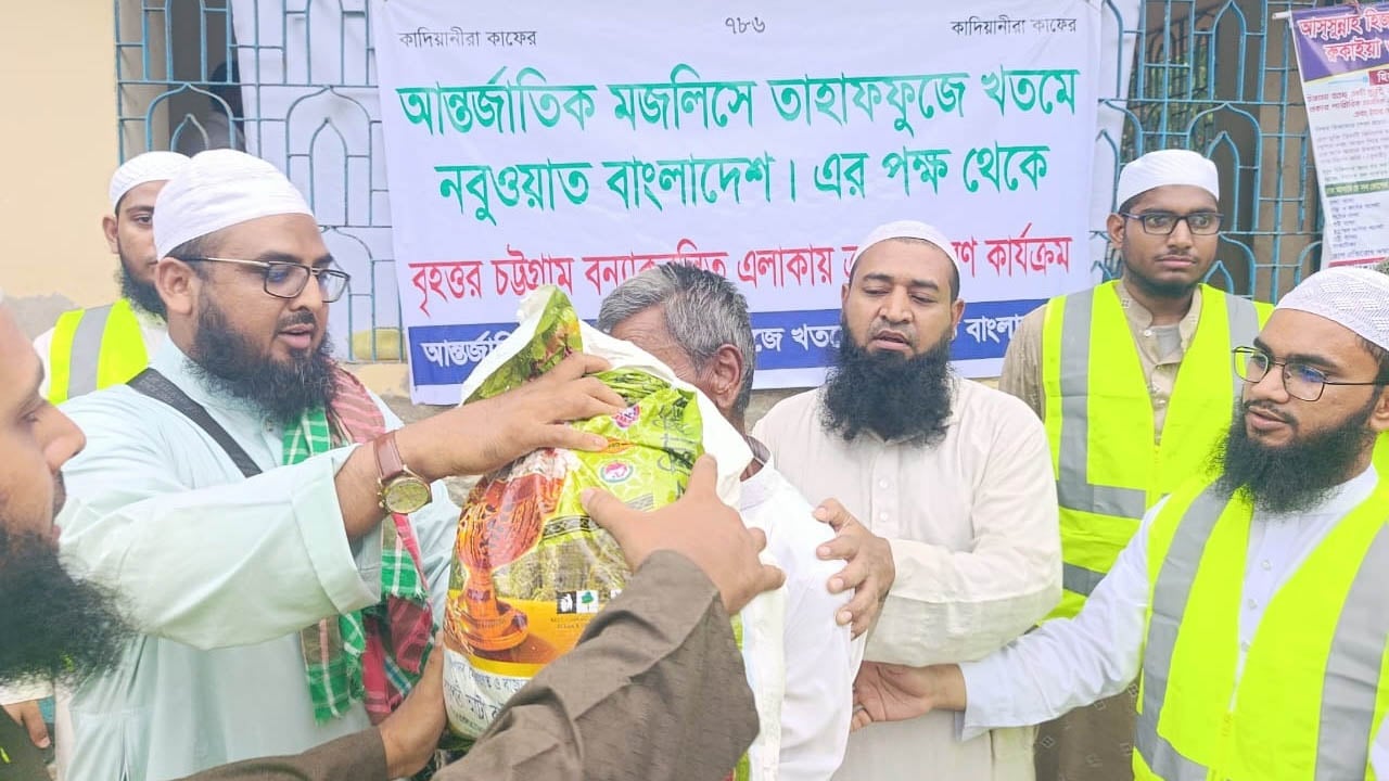 বন্যাদুর্গত এলাকায় তাহাফফুজে খতমে নবুওয়তের ত্রাণ বিতরণ

