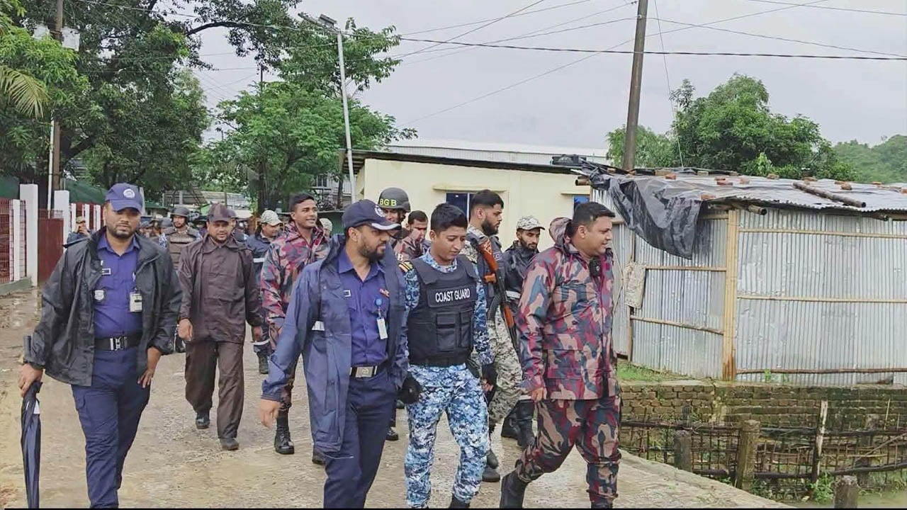 রোহিঙ্গা ক্যাম্পে যৌথ অভিযানে অস্ত্র-ইয়াবাসহ গ্রেপ্তার ১৮