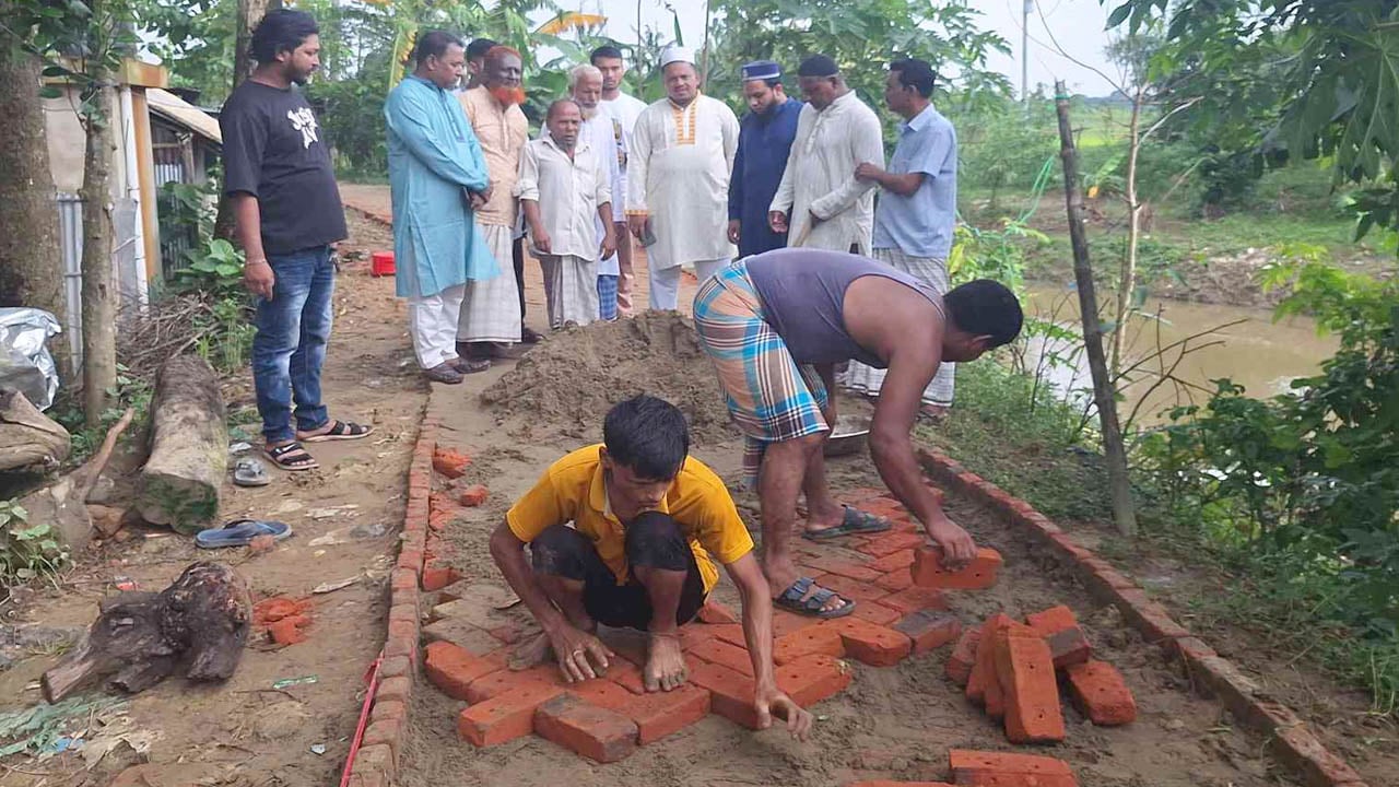 ৩০ বছর পর যাতায়াতে স্বস্তি, ব্যক্তি উদ্যোগে রাউজানে সড়ক সলিং