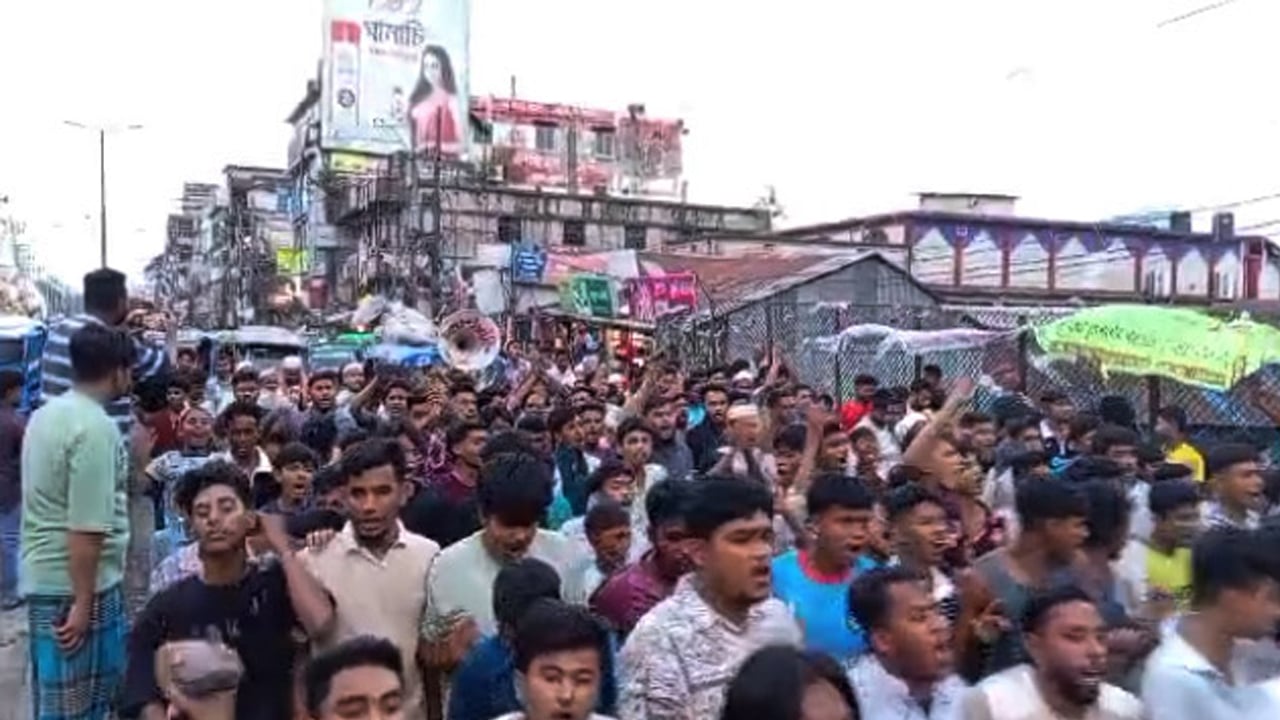 চৌমুহনীতে মহাসড়ক অবরোধ করে লাশ নিয়ে বিক্ষোভ