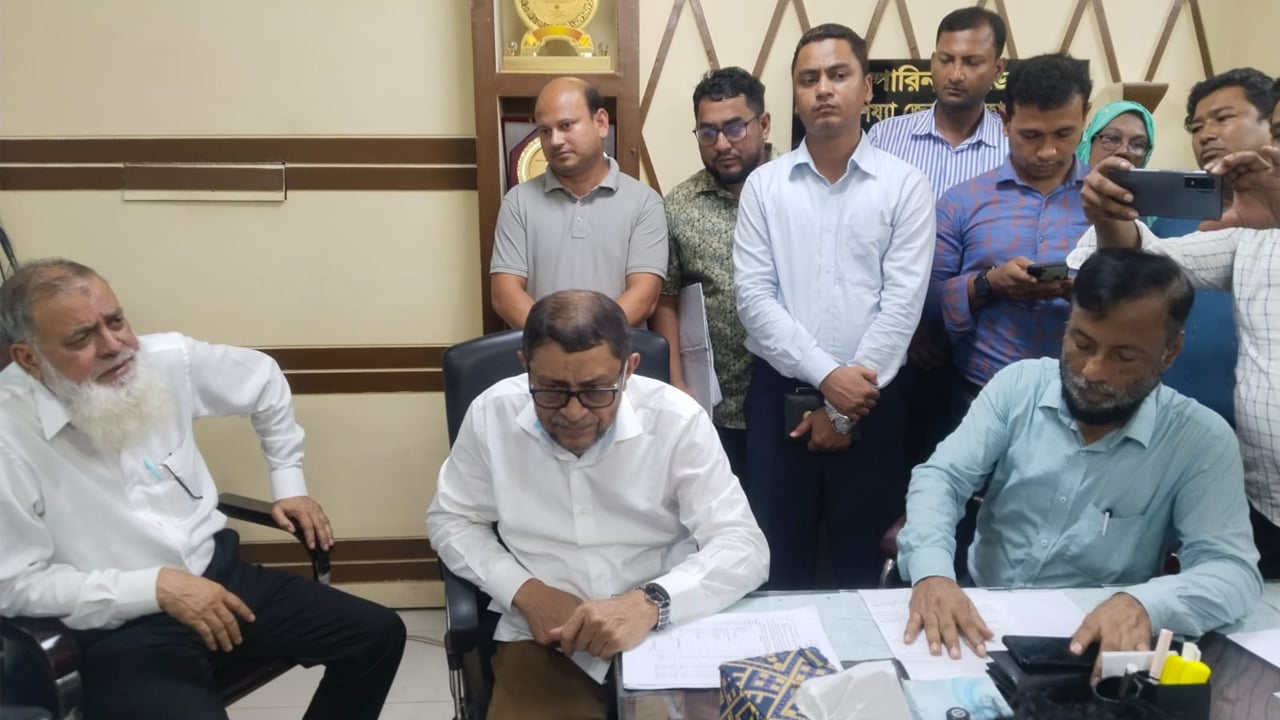 নোয়াখালী জেনারেল হাসপাতাল পরিদর্শনে ক্ষুব্ধ স্বাস্থ্যমন্ত্রী, তত্ত্বাবধায়ক প্রত্যাহার