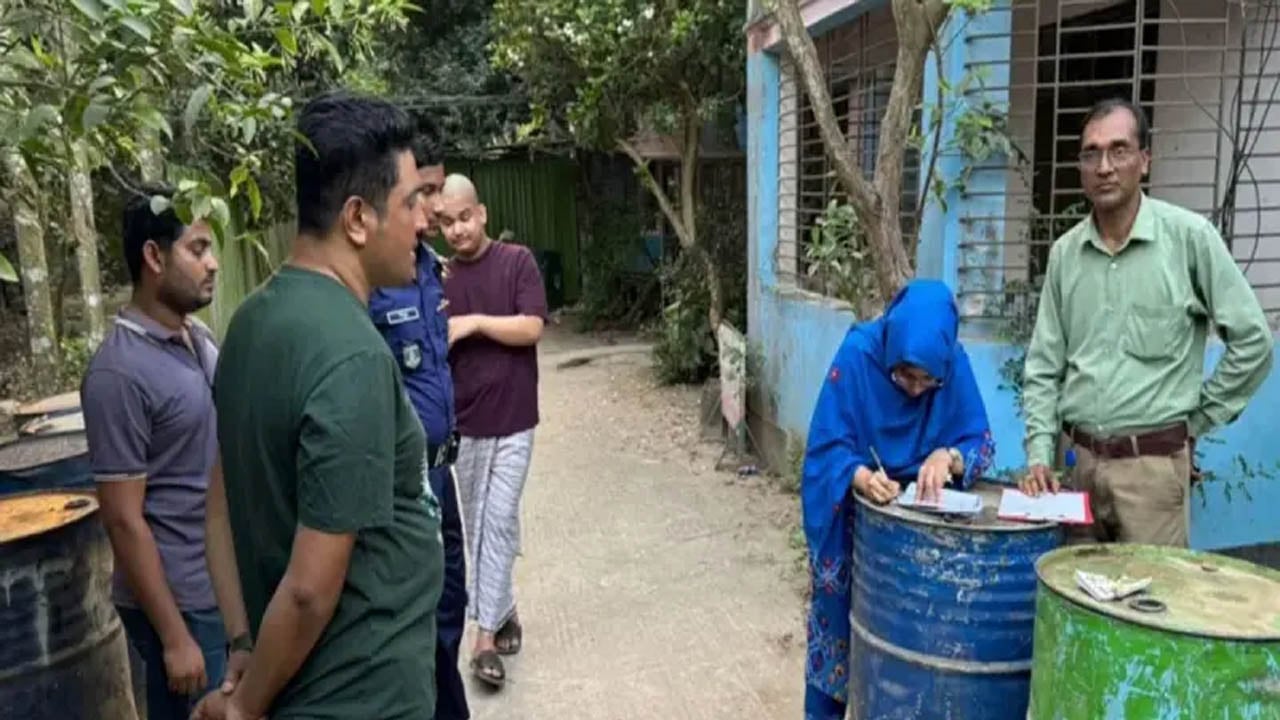 বাড়ির ভেতরে লুকানো পাঁচ হাজার লিটার জ্বালানি তেল জব্দ