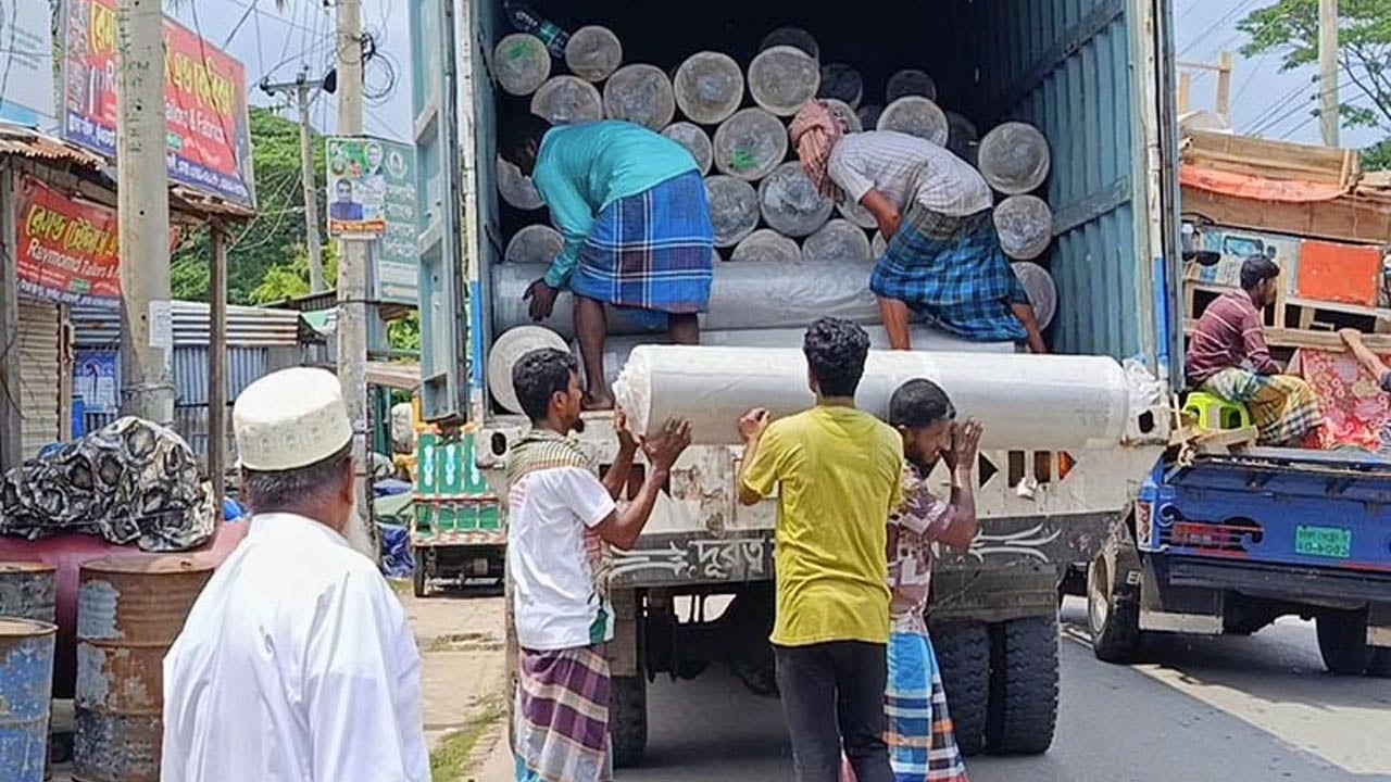 ৬০ লাখ টাকার চোরাই কাপড়সহ স্বেচ্ছাসেবক দলের সাবেক নেতা গ্রেপ্তার