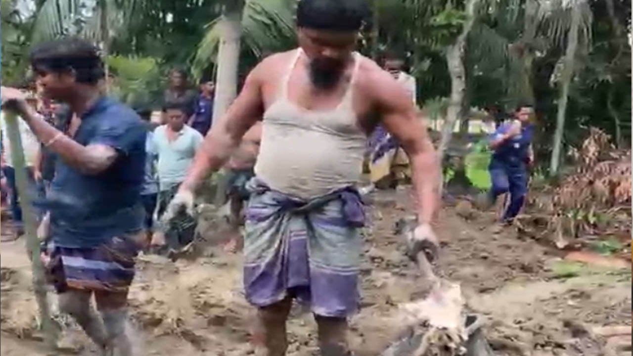 নোয়াখালীতে পুকুর খুঁড়ে মা ও ছেলের কঙ্কাল উদ্ধার, গ্রেপ্তার ৩