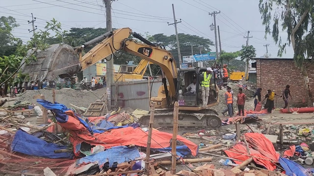 এসি ও সিসি ক্যামেরার সেই মাদক আস্তানা গুঁড়িয়ে দিল প্রশাসন