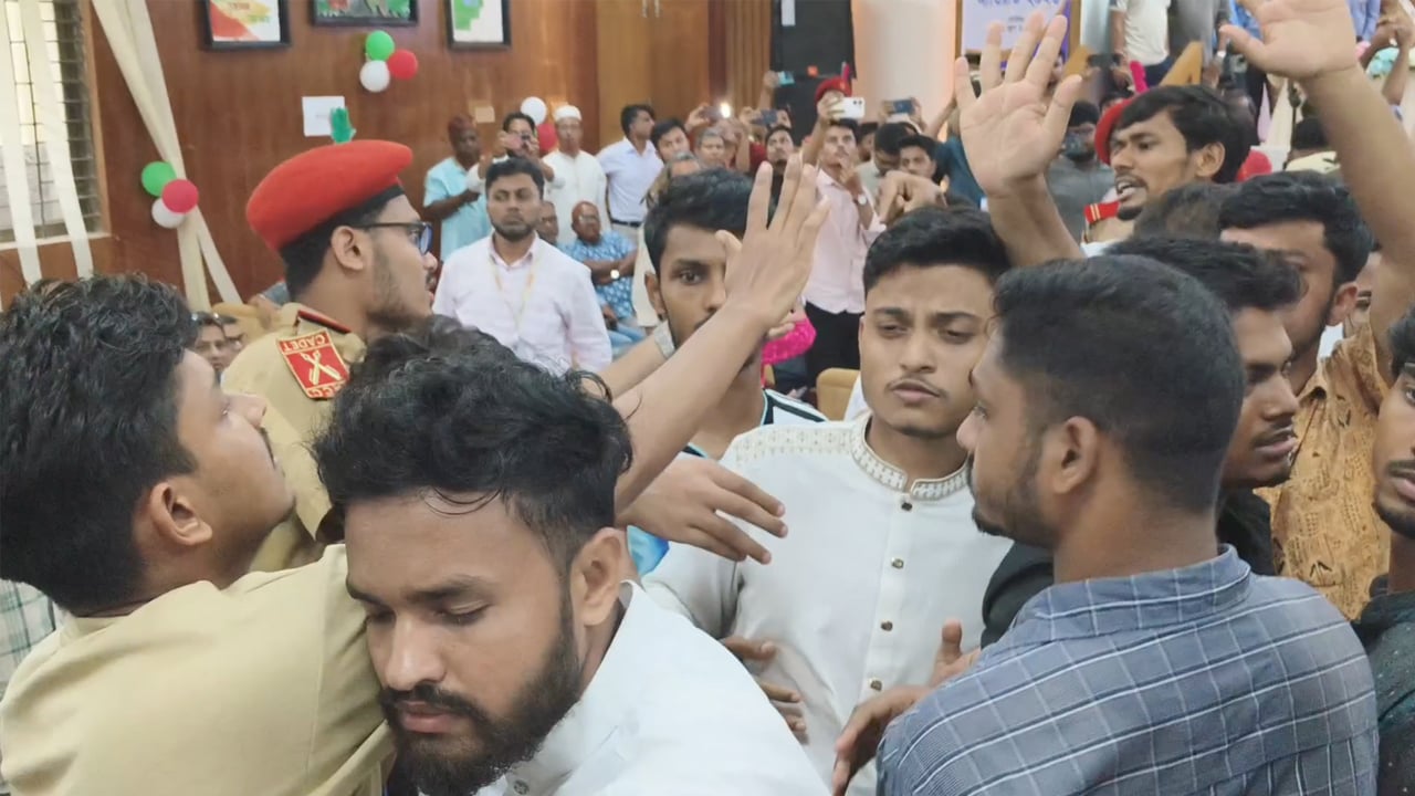 নোবিপ্রবিতে শিক্ষামন্ত্রীর সামনে ছাত্রদল ও বৈষম্যবিরোধীদের হাতাহাতি