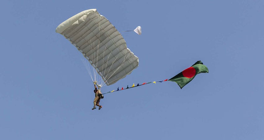 স্কাইডাইভিংয়ে সর্বাধিক পতাকা উড়িয়ে গিনেস রেকর্ড বাংলাদেশের