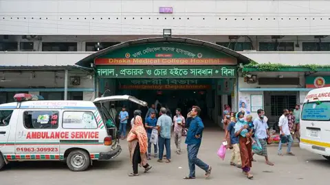 ঢামেকে অ্যাম্বুলেন্স ধর্মঘট ৭ দিনের জন্য স্থগিত