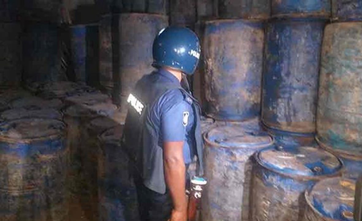 নওগাঁয় মিলল লুট হওয়া ২২ লাখ টাকার তেল