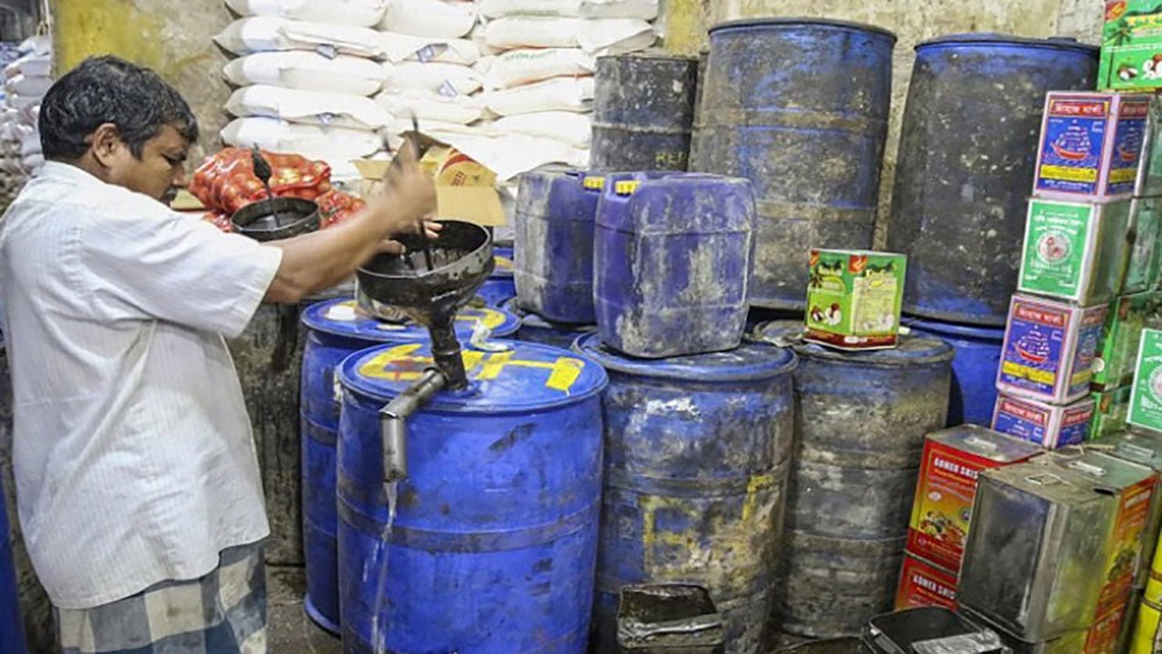 খোলা ড্রামের বিষাক্ত ভোজ্যতেলে হুমকিতে জনস্বাস্থ্য