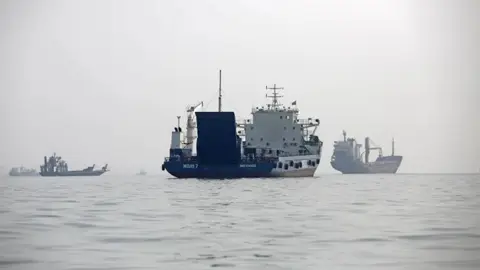 কাতার উপকূলে ট্যাঙ্কারে হামলা, বেশ কয়েকজন হতাহত