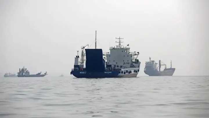 কাতার উপকূলে ট্যাংকারে হামলা, বেশ কয়েকজন হতাহত