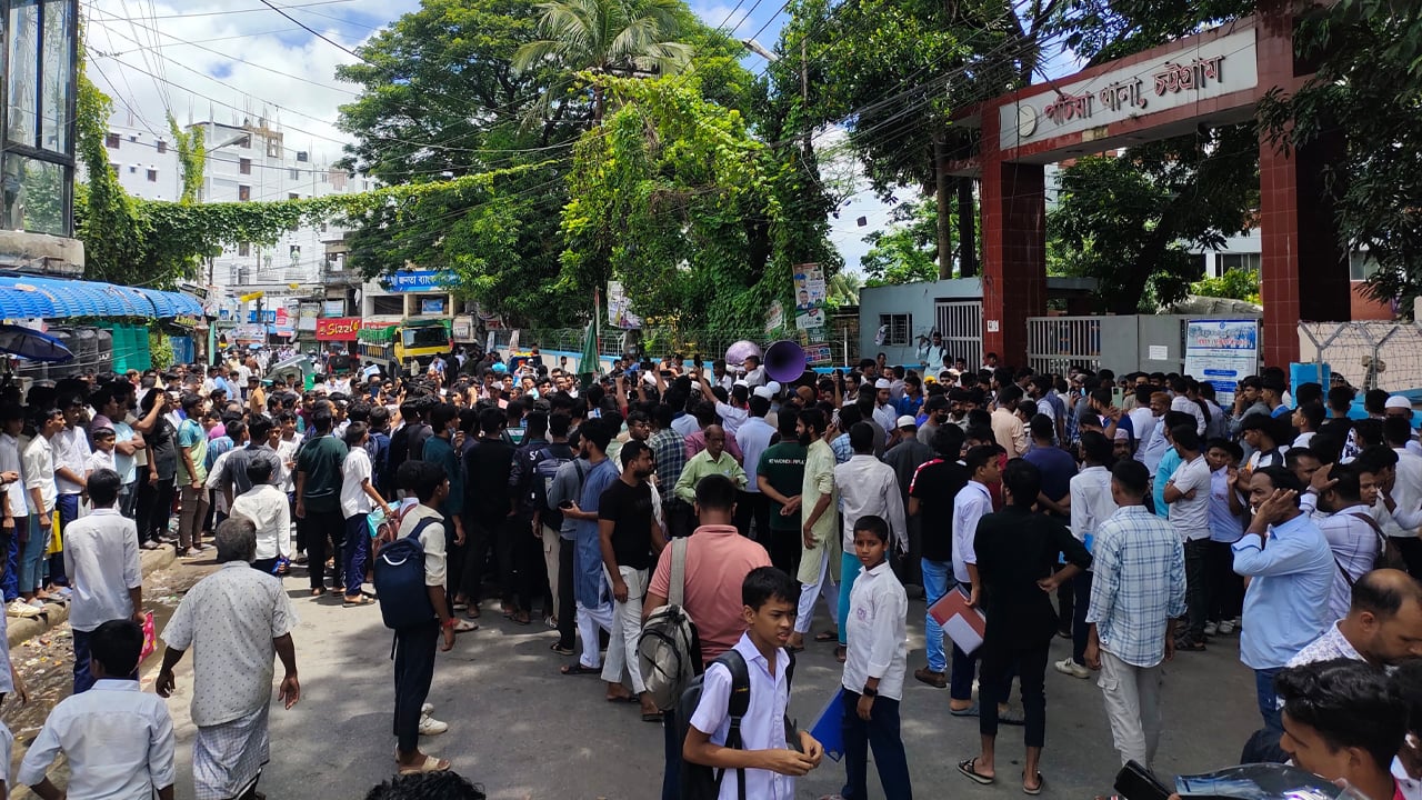 প্রত্যাহার হচ্ছেন পটিয়ার ওসি, ডিআইজি অফিসের সামনে বিক্ষোভ