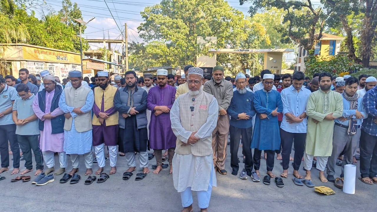 চট্টগ্রাম বিশ্ববিদ্যালয়ে শহীদ ওসমান হাদির গায়েবানা জানাজা