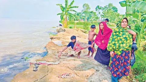বিভিন্ন স্থানে নদীভাঙনে বিলীন হচ্ছে ভিটেমাটি, কৃষিজমি