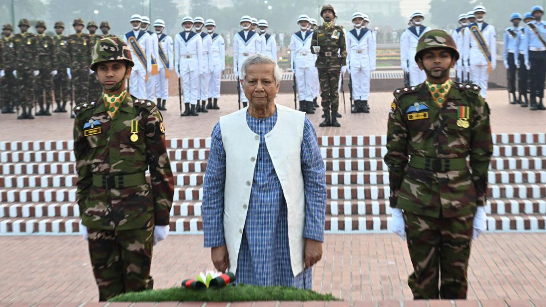 জাতীয় স্মৃতিসৌধে প্রধান উপদেষ্টার শ্রদ্ধা