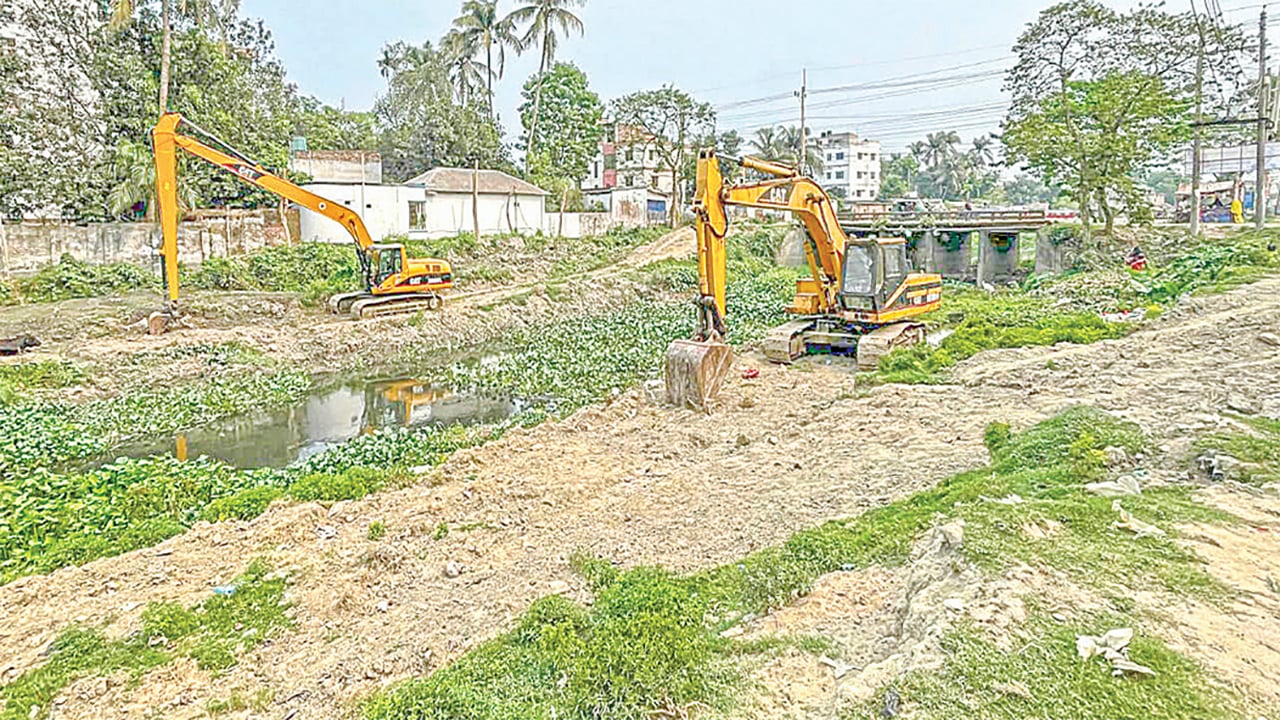 জ্বালানি সংকটে স্থবির ইছামতী নদীর পুনঃখনন