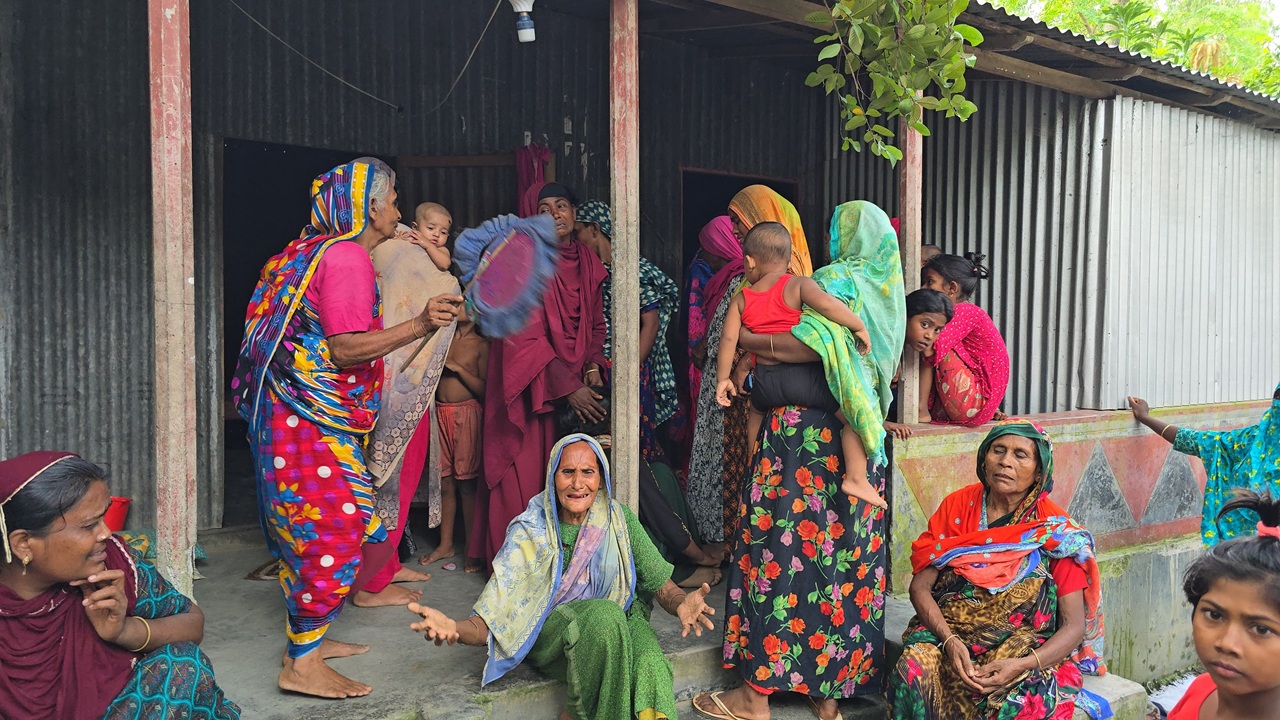 মসজিদ নিয়ে সংঘর্ষে নিহত ১ আহত ৩০, অগ্নিসংযোগ