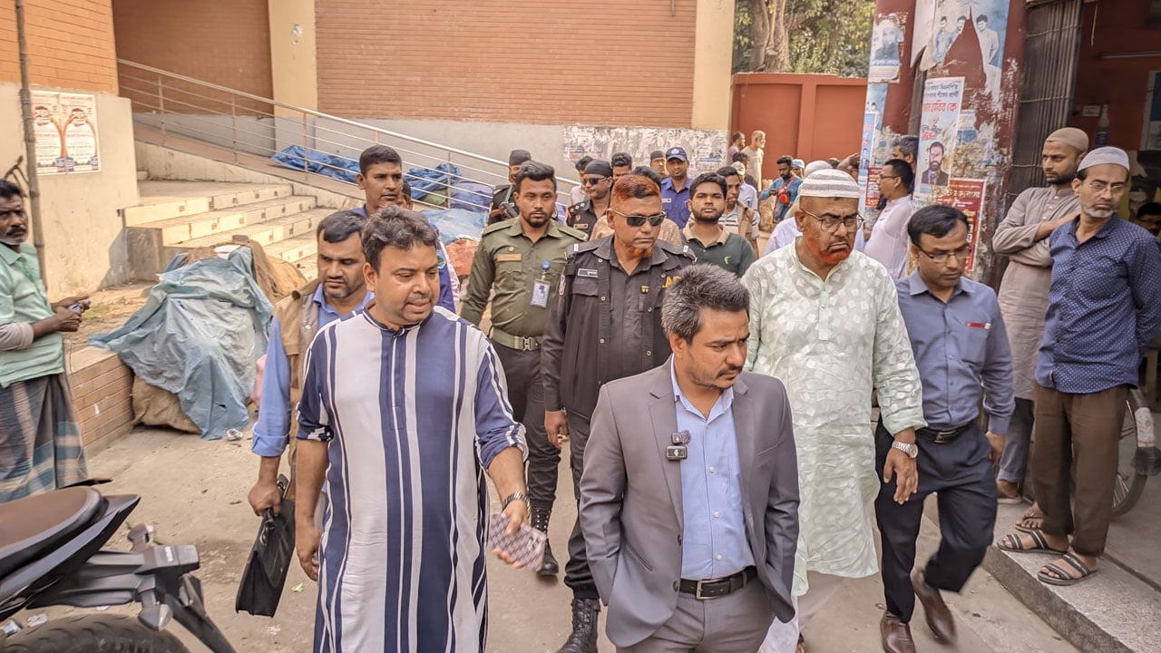 ঈশ্বরদীতে ফুটপাত দখলমুক্ত করতে ইউএনও’র অভিযান