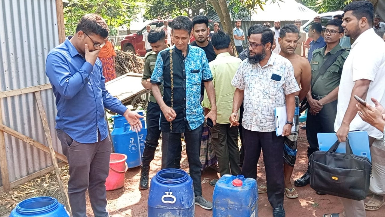 কৃষকদল নেতার বাড়ি থেকে ৬০০ লিটার ভেজাল দুধ উদ্ধার