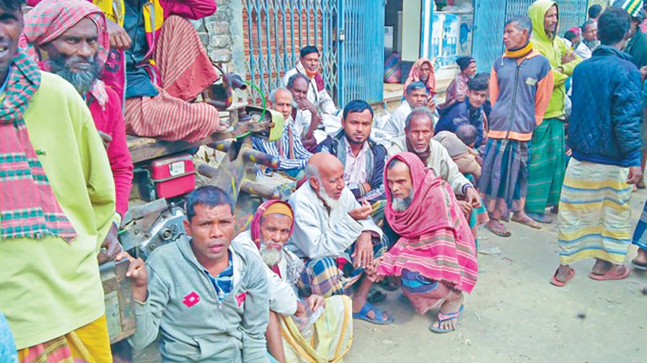 পাবনার কাশিনাথপুরে শ্রমজীবী মানুষের হাটে বাড়ছে ভিড়