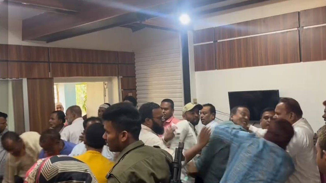 বালু উত্তোলনকে কেন্দ্র করে ইউএনও অফিসে বিএনপি-জামায়াত নেতৃবৃন্দের হাতাহাতি