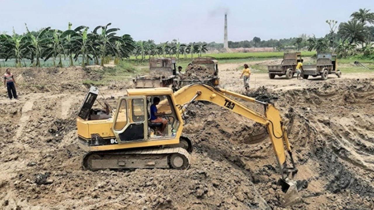 বিকাশে যাচ্ছে টাকা, ট্রলিতে যাচ্ছে ফসলি জমির মাটি