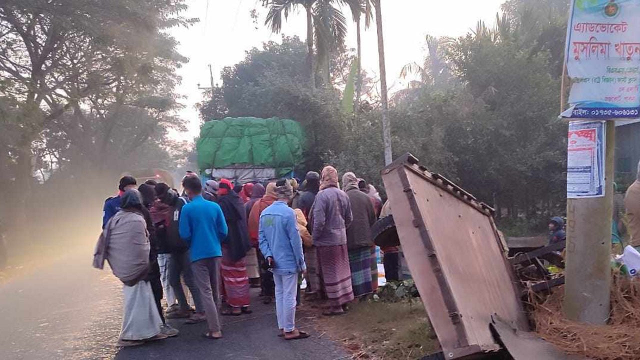 পাবনায় ট্রাকের ধাক্কায় ৩ কৃষক নিহত
