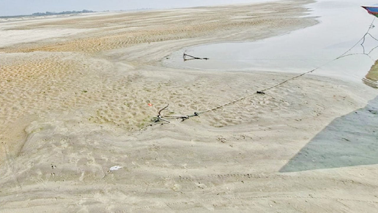 রাজবাড়ীর প্রমত্ত পদ্মা এখন শীর্ণ খাল