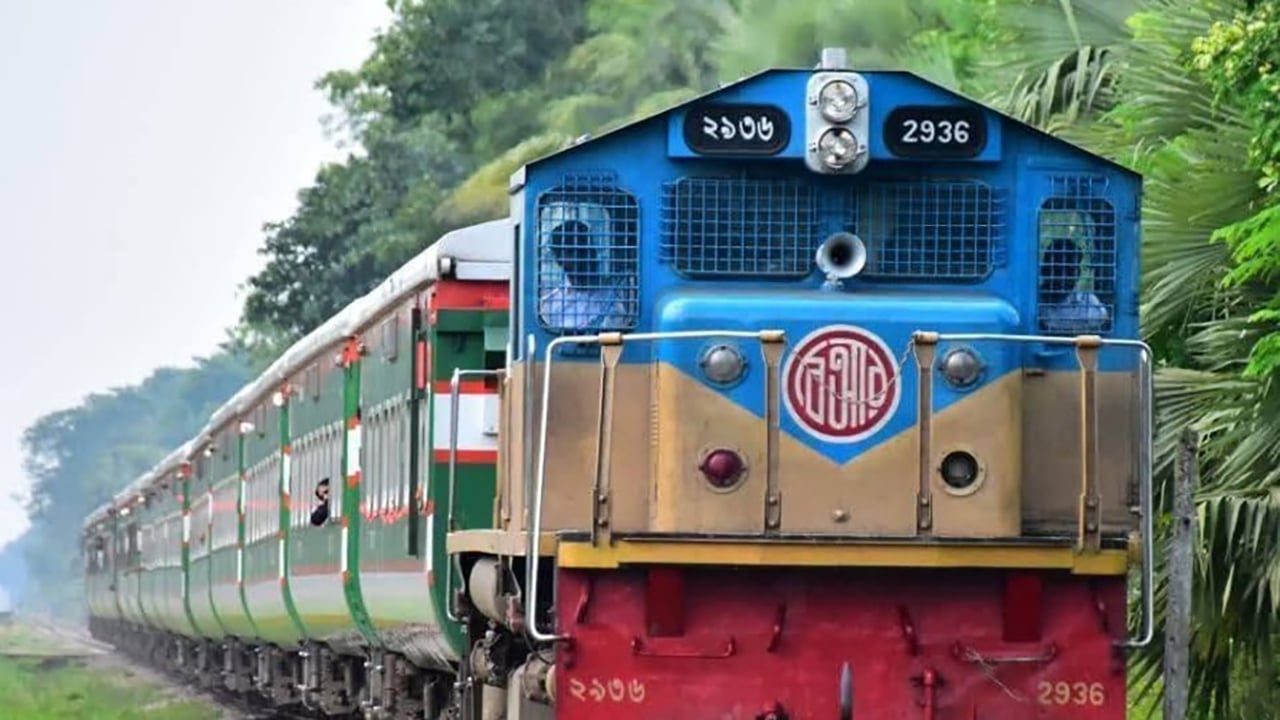 পাহাড়িকা এক্সপ্রেস ট্রেনের সঙ্গে ট্রাকের সংঘর্ষ, যোগাযোগ বন্ধ