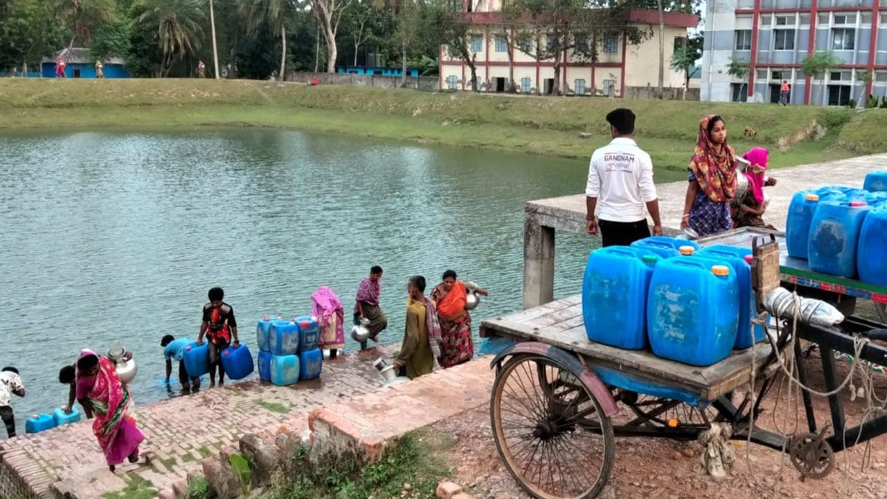 এক পুকুরের মিঠা পানিই তিন উপজেলার হাজারো মানুষের ভরসা 