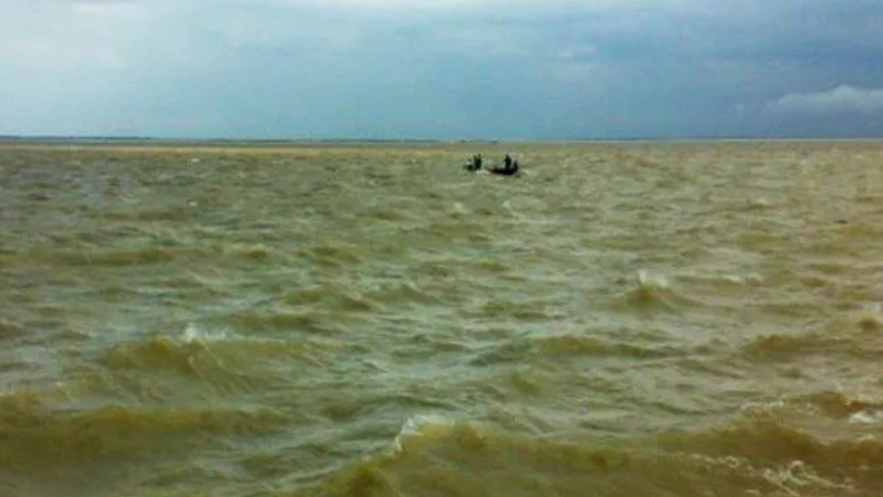 ভরা মৌসুমেও ইলিশের দেখা নেই পায়রা নদীতে